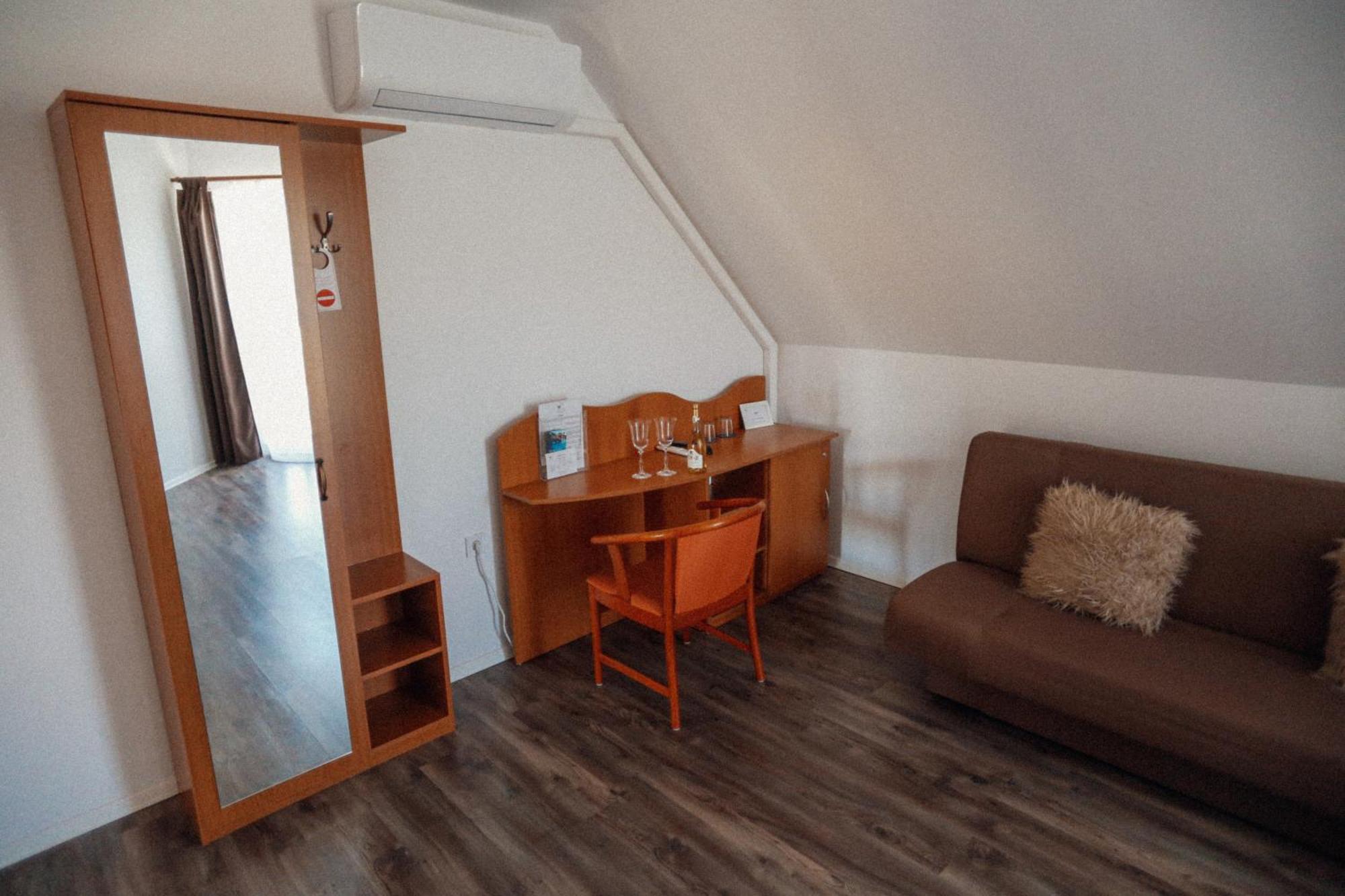 Megnyugtat-Lak Apartmanhaz Демьен Экстерьер фото
